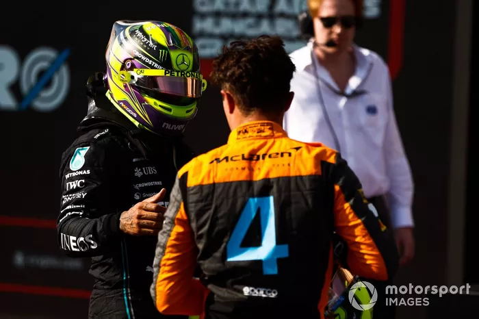 Pole man Lewis Hamilton, Mercedes-AMG, Lando Norris, McLaren, en Parc Ferme tras la clasificación