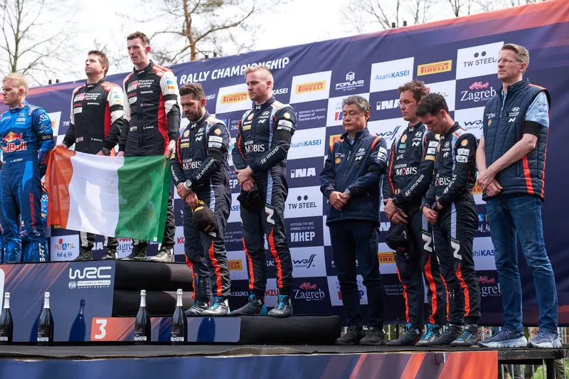 Podium : vainqueur Elfyn Evans, Scott Martin, Toyota Gazoo Racing WRT Toyota GR Yaris Rally1, troisième place Esapekka Lappi, Janne Ferm, Hyundai World Rally Team Hyundai i20 N Rally1, Thierry Neuville, Martijn Wydaeghe, Hyundai World Rally Team Hyundai i