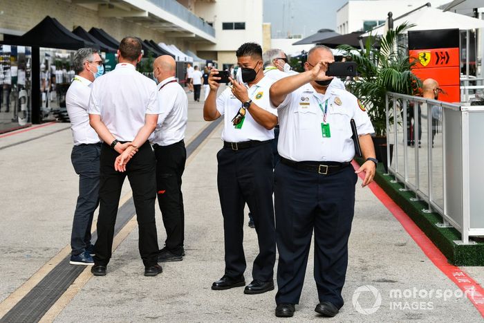 La seguridad del circuito y los paramédicos filman en el paddock