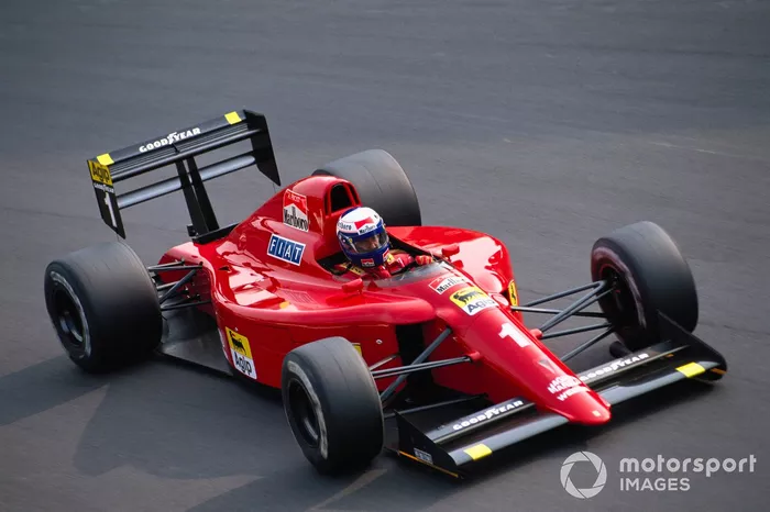 4位：フェラーリ641/2（1990年）： 1990年のフェラーリF1マシン「641」の改良版で、同年第3戦のサンマリノGPから登場した。641の基本デザインは前年640と同じジョン・バーナードだが、641/2はエンリケ・スカラブローニとスティーブ・ニコルズが変更を施した。 640の問題点となっていた信頼性も改善され、アラン・プロストとナイジェル・マンセルの手により計6勝。合計110ポイントを獲得し、マクラーレン・ホンダ（MP4/5B）を11ポイント差まで追い詰めた。 プロストがセナとスタート直後に接触、