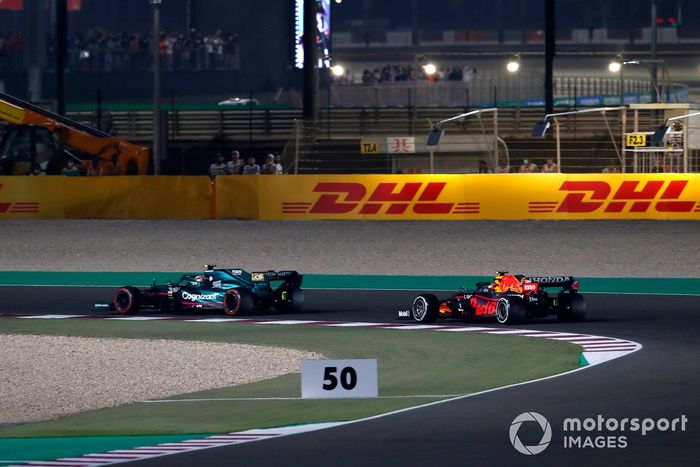 Sebastian Vettel, Aston Martin AMR21, Sergio Pérez, Red Bull Racing RB16B