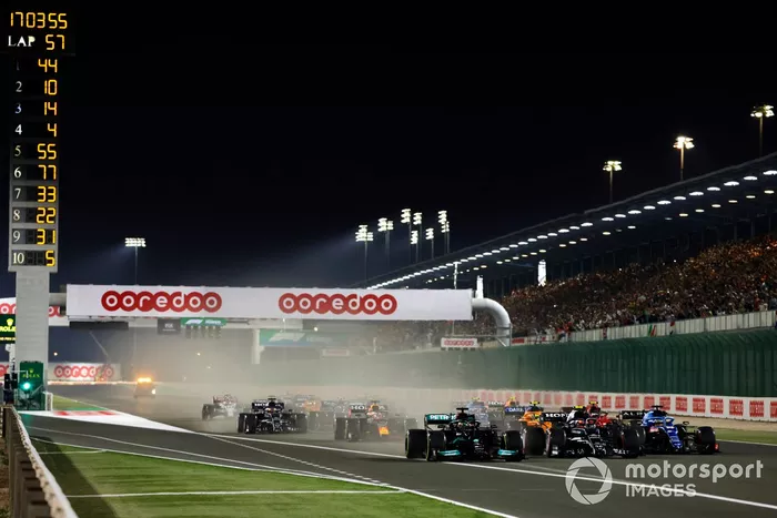 Arrancada: Lewis Hamilton, Mercedes W12, Pierre Gasly, AlphaTauri AT02, Fernando Alonso, Alpine A521, Lando Norris, McLaren MCL35M, Carlos Sainz Jr., Ferrari SF21 y el resto