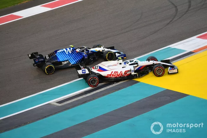 Mick Schumacher, Haas VF-21, lucha con Nicholas Latifi, Williams FW43B