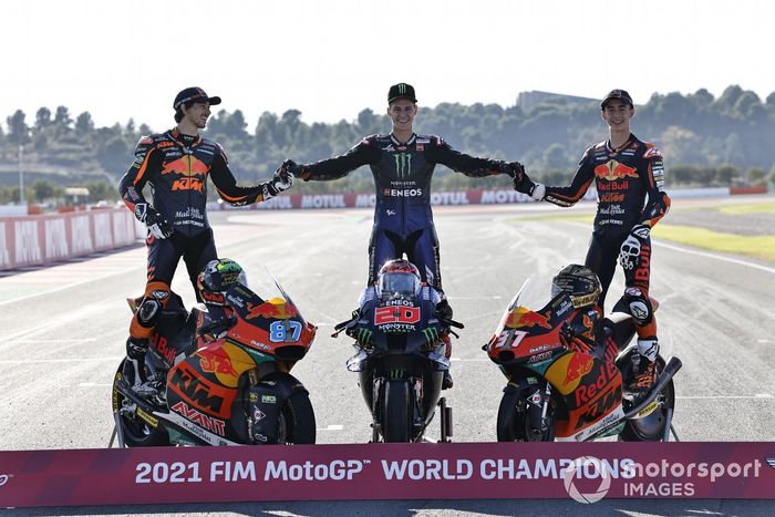 Campeones de Moto2, Moto3 y MotoGP: Remy Gardner, Red Bull KTM Ajo, Fabio Quartararo, Yamaha Factory Racing, Pedro Acosta, Red Bull KTM Ajo 