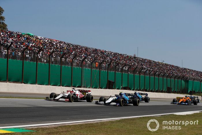 Kimi Raikkonen, Alfa Romeo Racing C41, Nicholas Latifi, Williams FW43B, George Russell, Williams FW43B, y Lando Norris, McLaren MCL35M