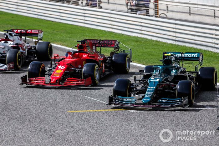 Los coches de Charles Leclerc, Ferrari SF21, y Sebastian Vettel, Aston Martin AMR21 