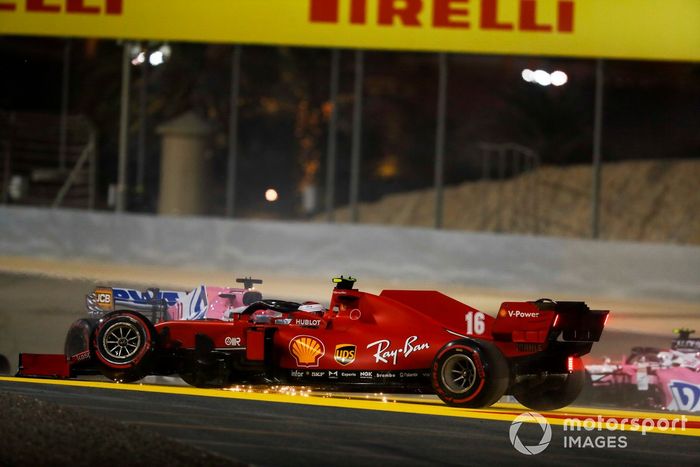 Charles Leclerc, Ferrari SF1000 con la suspensión delantera rota después de un accidente en la primera vuelta