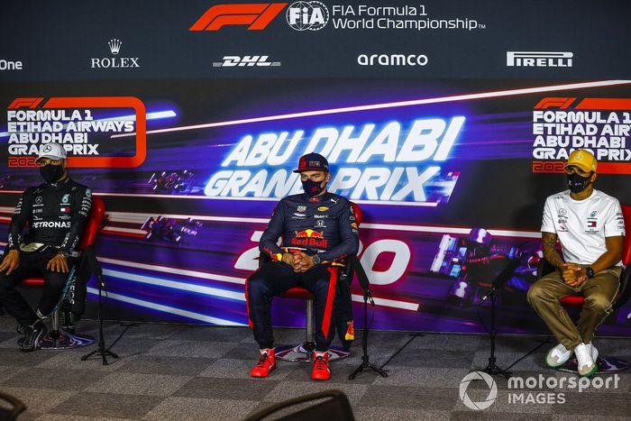 Valtteri Bottas, Mercedes-AMG F1, Max Verstappen, Red Bull Racing, Lewis Hamilton, Mercedes-AMG F1, en la conferencia de prensa después de la carrera