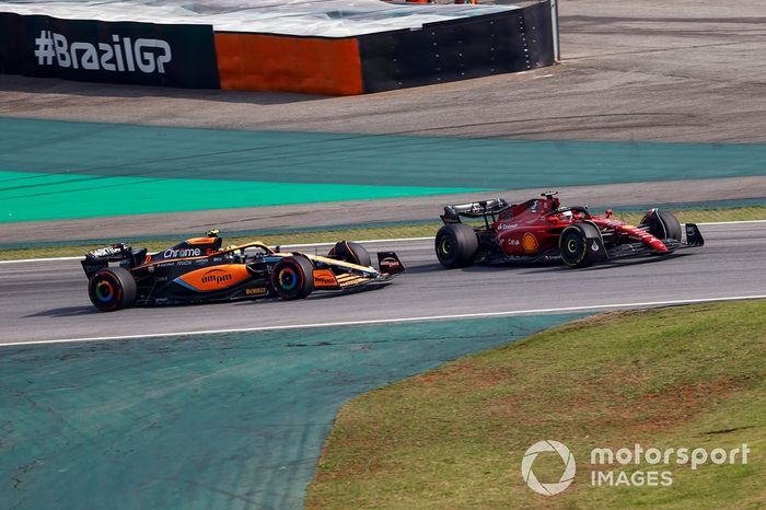Charles Leclerc, Ferrari F1-75, lucha con Lando Norris, McLaren MCL36