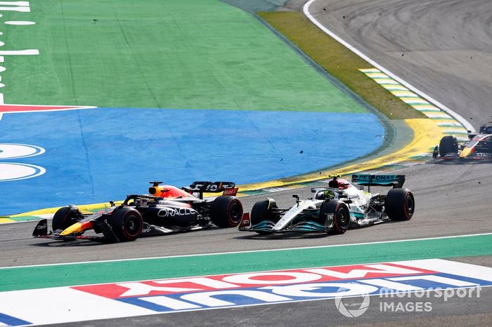 Max Verstappen, Red Bull Racing RB18, choca con Lewis Hamilton, Mercedes W13