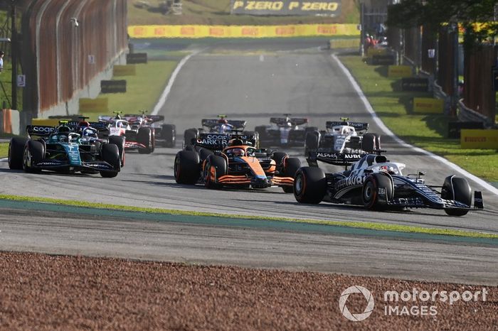 Pierre Gasly, AlphaTauri AT03, Daniel Ricciardo, McLaren MCL36, Sebastian Vettel, Aston Martin AMR22, el resto de los participantes en la salida de la carrera Sprint