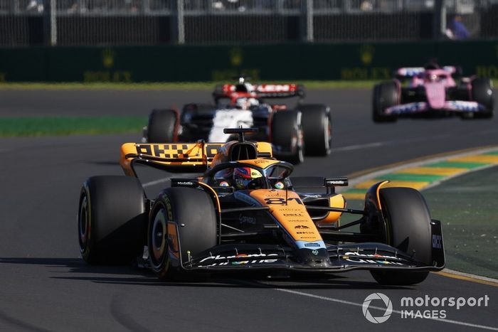 Oscar Piastri, McLaren MCL60, Nyck de Vries, AlphaTauri AT04