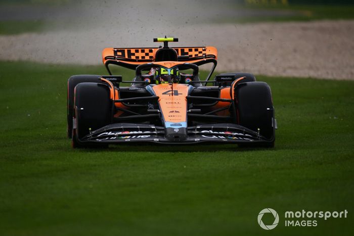 Lando Norris, McLaren MCL60, corta las curvas y se dirige a través de la grava