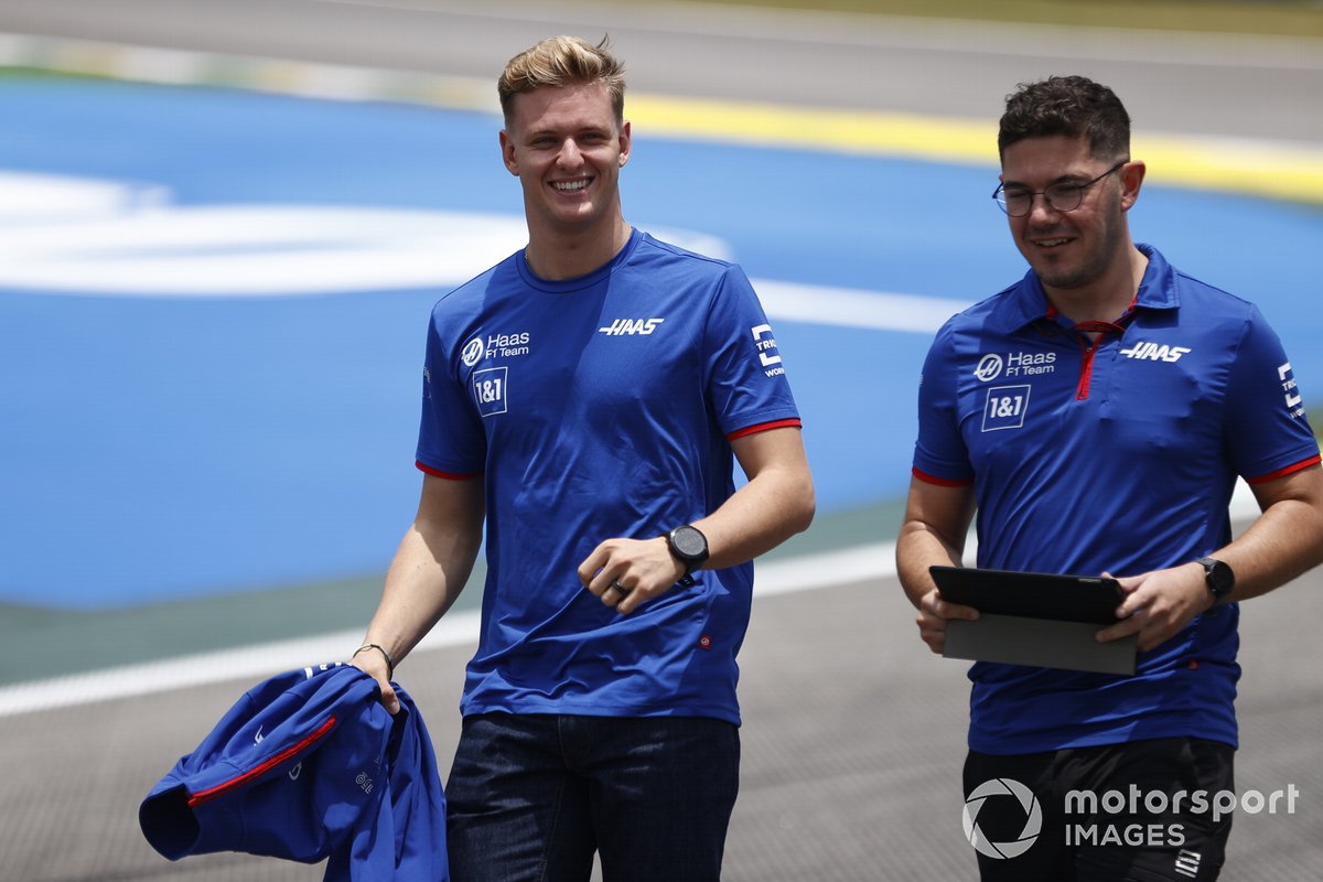 Mick Schumacher, camina por la pista del equipo Haas F1