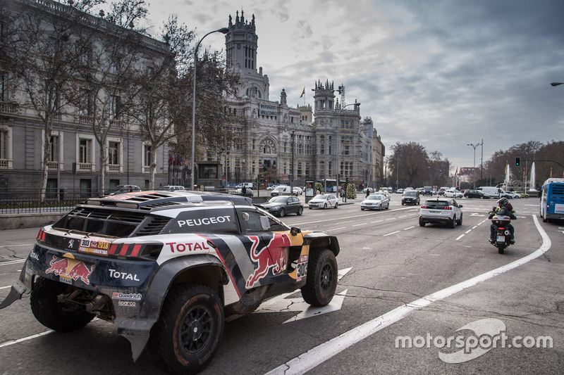 Carlos Sainz, Lucas Cruz, Peugeot Sport en las calles de Madrid