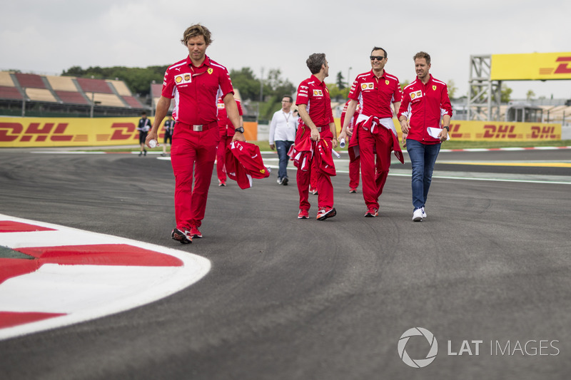 Sebastian Vettel, Ferrari con Riccardo Adami, Ferrari ingeniero de carrera caminan por la pista