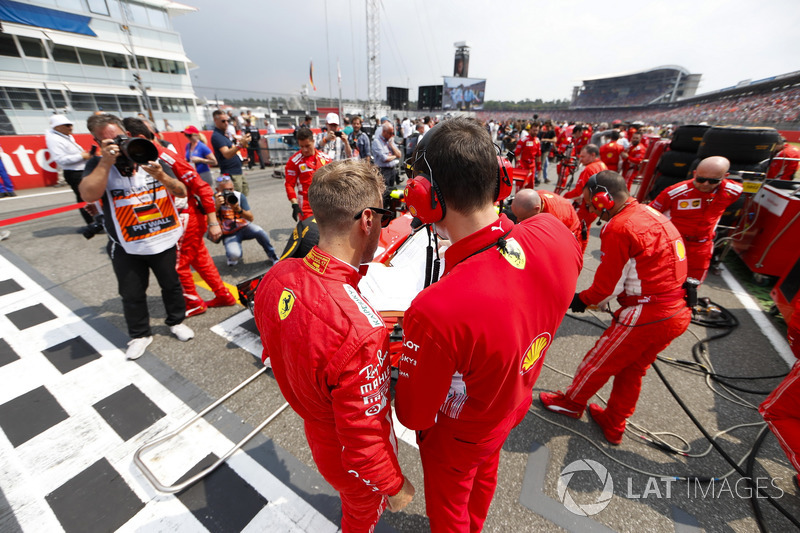 Sebastian Vettel, Ferrari, parle à un ingénieur sur la grille
