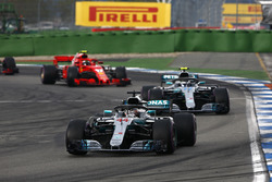 Lewis Hamilton, Mercedes AMG F1 W09, devant Valtteri Bottas, Mercedes AMG F1 W09 et Kimi Raikkonen, Ferrari SF71H