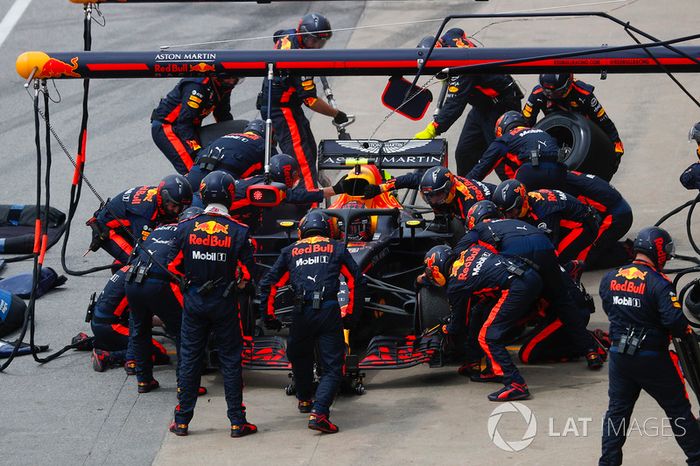 Max Verstappen, Red Bull Racing RB14, hace un pit stop