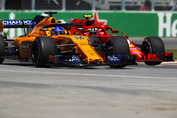 Fernando Alonso, McLaren MCL33, leads Kimi Raikkonen, Ferrari SF71H