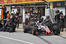 Romain Grosjean, Haas F1 Team VF-18 au stand