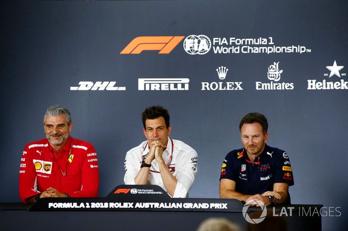 Maurizio Arrivabene, director del equipo Ferrari, Toto Wolff, director ejecutivo (de negocios), Mercedes AMG y Christian Horner, director del equipo, Red Bull Racing, en la conferencia de prensa