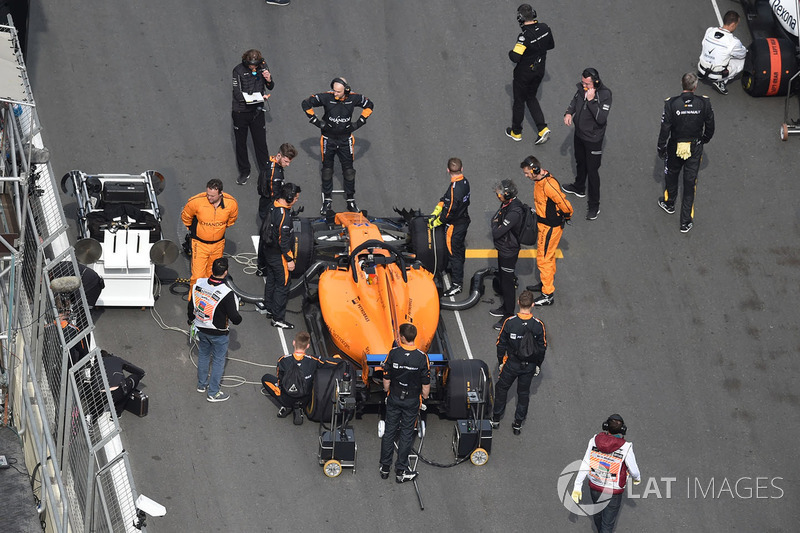 Fernando Alonso, McLaren MCL33 on the grid