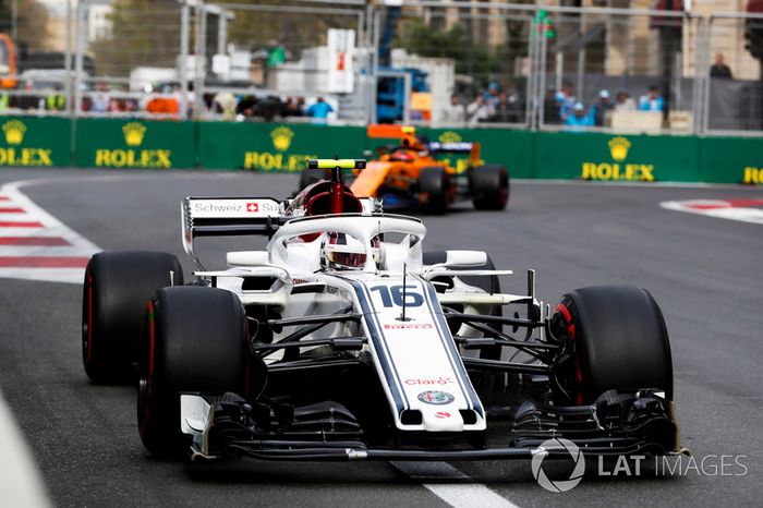 Charles Leclerc, Sauber C37 Ferrari, Stoffel Vandoorne, McLaren MCL33 Renault