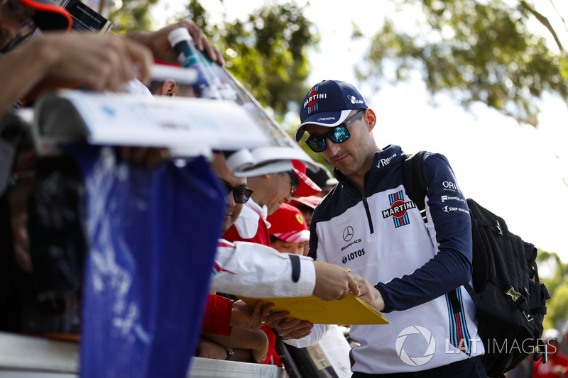 Robert Kubica, Williams Martini Racing, podpisuje autografy kibicom