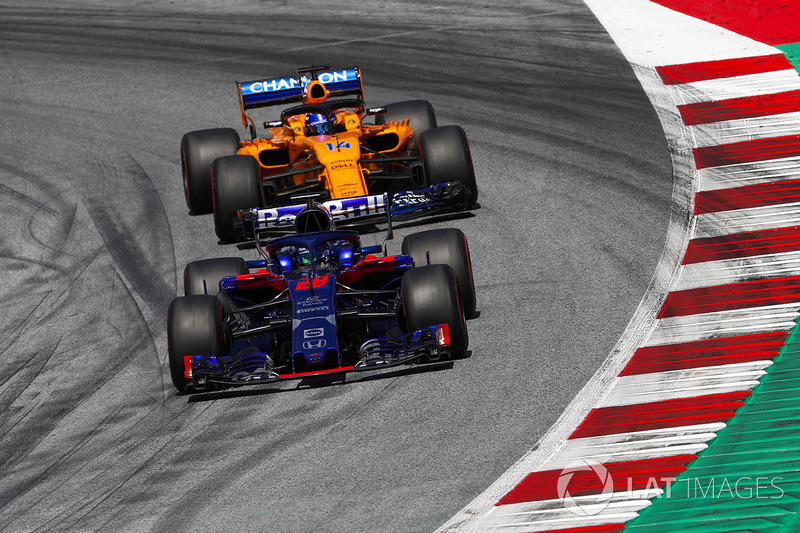 Brendon Hartley, Toro Rosso STR13, leads Fernando Alonso, McLaren MCL33
