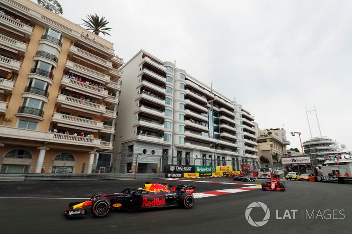 Daniel Ricciardo, Red Bull Racing RB14, lidera a Sebastian Vettel, Ferrari SF71H