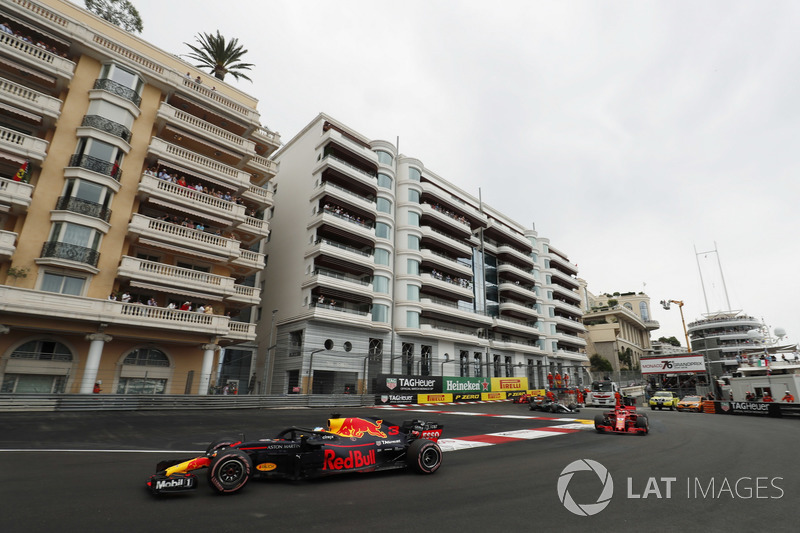 Daniel Ricciardo, Red Bull Racing RB14, Sebastian Vettel, Ferrari SF71H