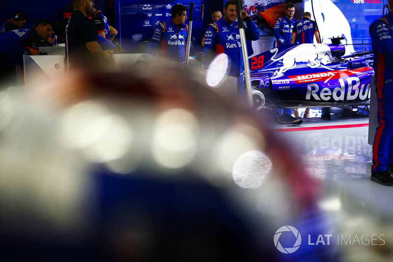 Les mécaniciens Toro Rosso avec la voiture de Brendon Hartley, Toro Rosso STR13 Honda