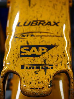 Le nez d'une McLaren MCL33 Renault après la course