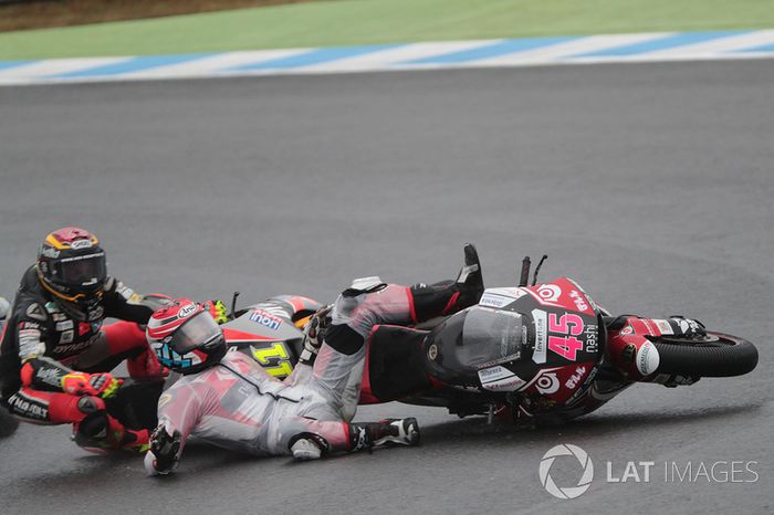 Accidente de Tetsuta Nagashima, SAG Racing Team delante de Sandro Cortese, Dynavolt Intact GP