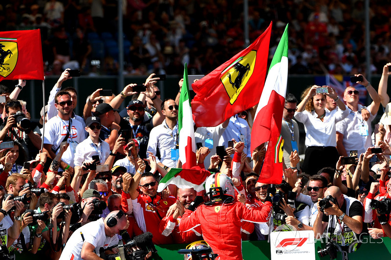 Sebastian Vettel, Ferrari, festeggia nel parco chiuso con Lewis Hamilton, Mercedes-AMG F1 W09
