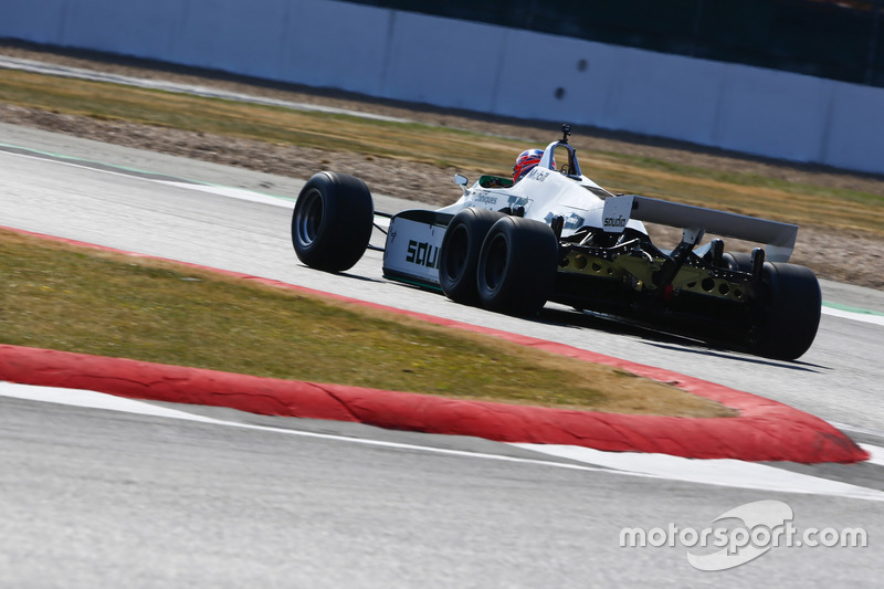 Jenson Button pilote une Williams FW08B de 1982