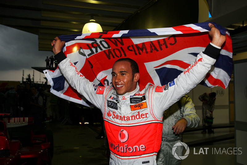 Le Champion du monde 2007 Lewis Hamilton, McLaren dans le parc fermé