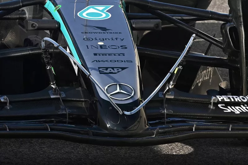 Détail de l'aile avant de la Mercedes