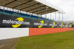 Логотип Motorsport.com на трассе