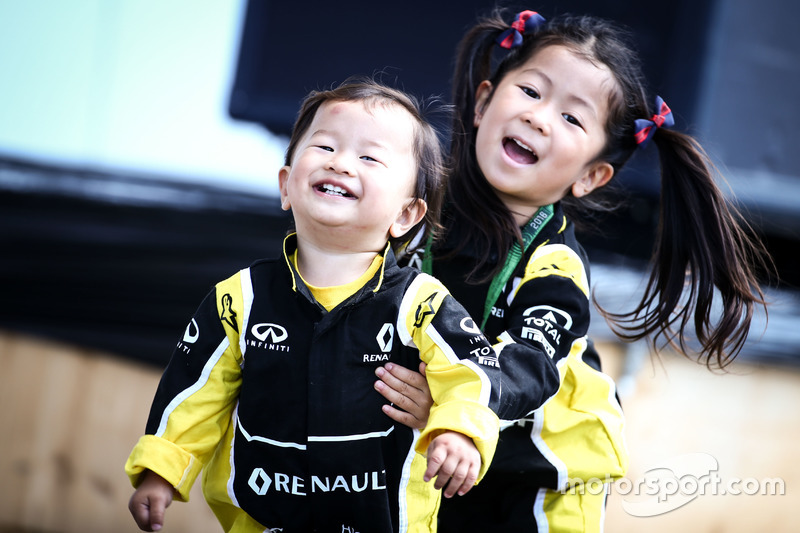 Young Renault Sport F1 Team fans