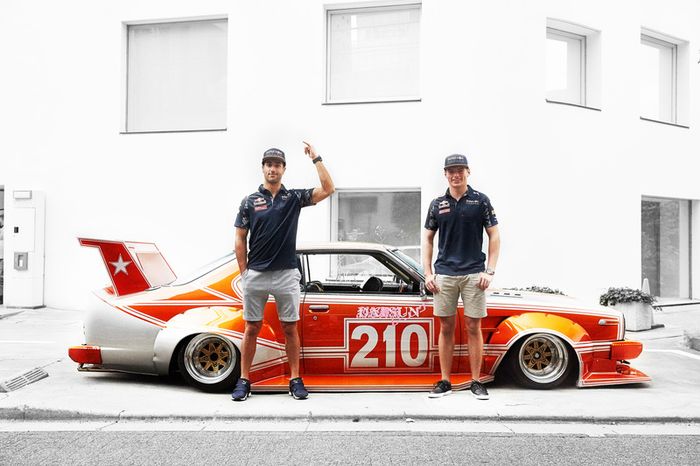 Daniel Ricciardo y Max Verstappen, Red Bull Racing conducen alrededor de Tokio en un coche de Bosozuko