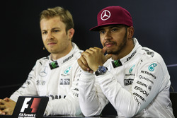 Нико Росберг, Mercedes AMG F1 и Льюис Хэмилтон, Mercedes AMG F1 на пресс-конференции FIA после квали
