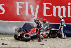 Daniil Kvyat, Scuderia Toro Rosso después de que se estrella en la clasificación