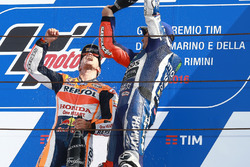 Переможець гонки Дані Педроса, Repsol Honda Team, третє місце Хорхе Лоренсо, Yamaha Factory Racing