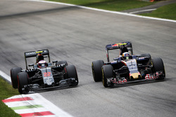 Jenson Button, McLaren y Carlos Sainz Jr., Scuderia Toro Rosso STR11