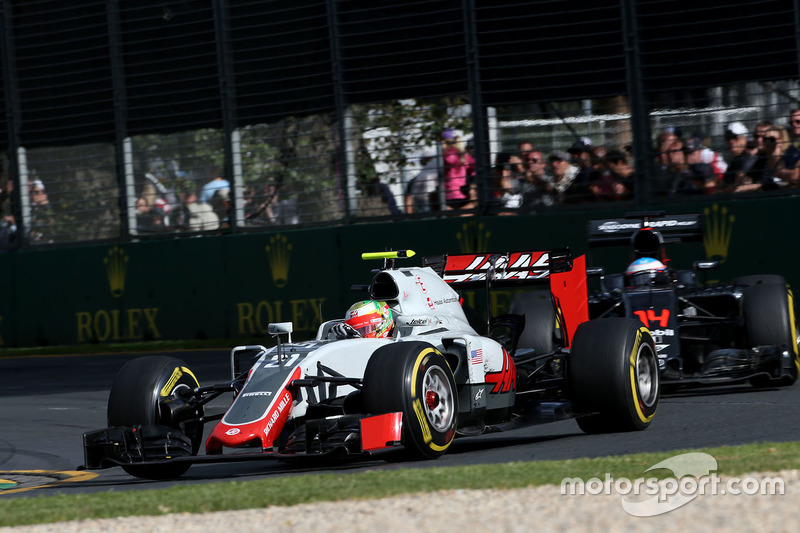 Esteban Gutierrez, Haas F1 Team VF-16 and Fernando Alonso, McLaren MP4-31