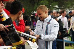 Валттери Боттас, Williams раздает автографы