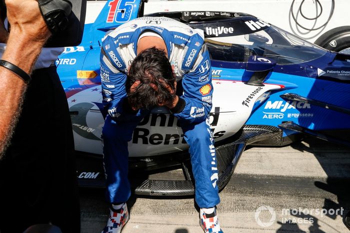 Graham Rahal, Rahal Letterman Lanigan Racing Honda, desconsolado tras ser eliminado de la carrera