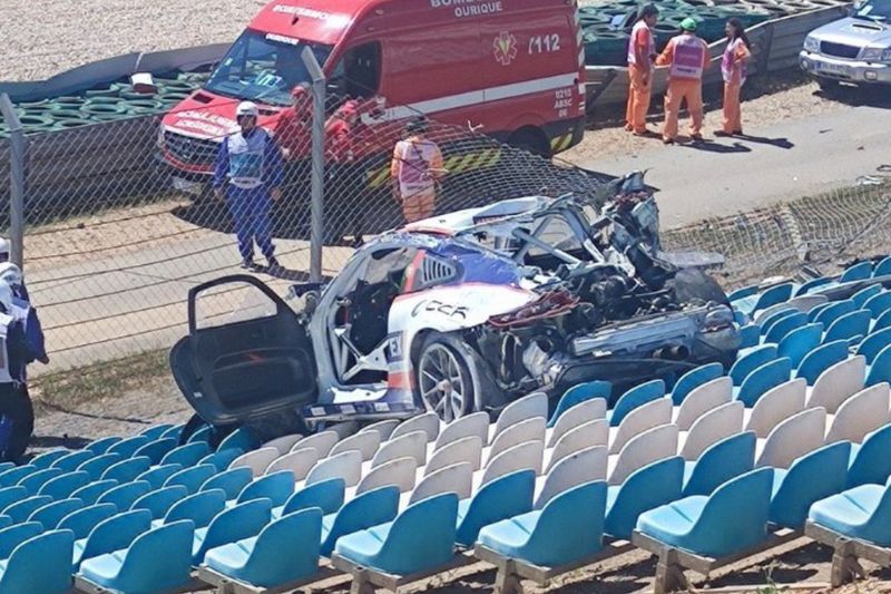 El Porsche de Alexandre Areia, Team Monteiros Competiçoes, sobre las gradas del circuito de Portimao